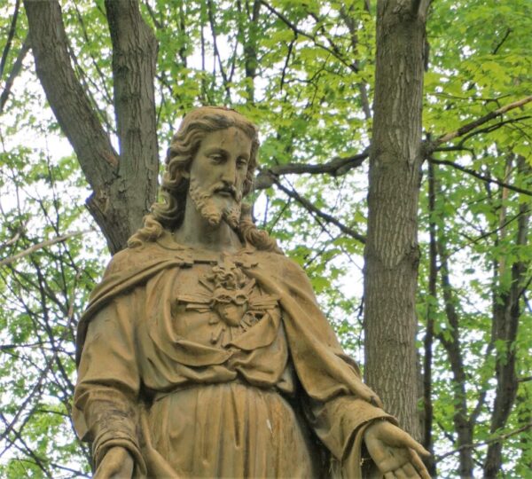 Statue du Sacré-Coeur de Jésus sur la propriété du Montmartre canadien à Québec